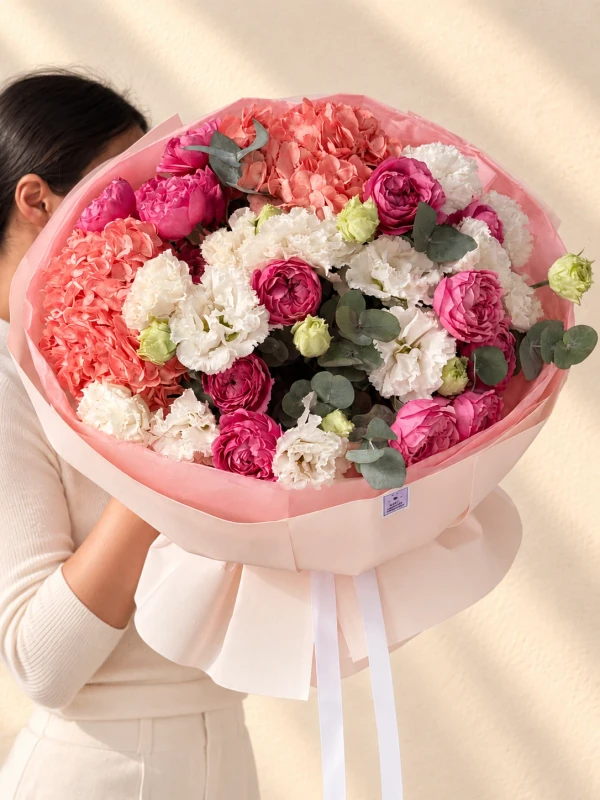 Букет "Floral Charm" с эустомой, пионовидными кустовыми розами и гортензиями — «Floral Charm» — элегантный букет из 5 эустом, 4 роз, 2 гортензий и 1 ветви эвкалипта.